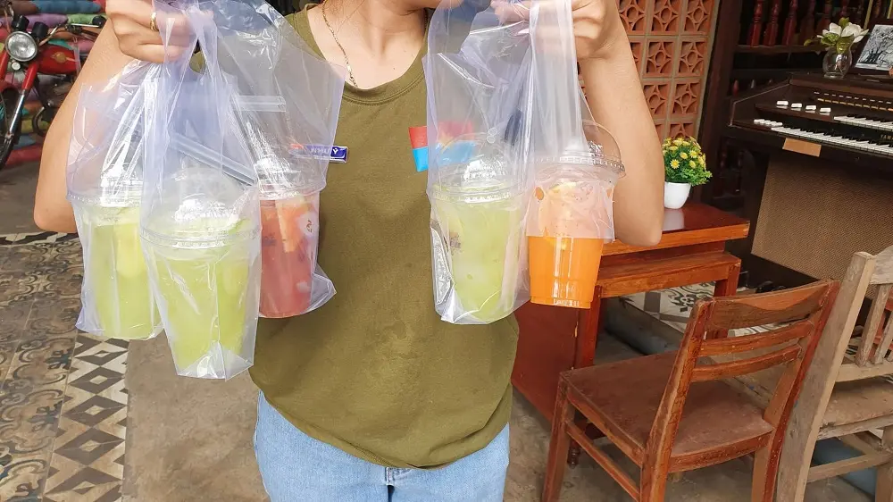 Gh&eacute; Tem Phiếu Cafe t&igrave;m về chốn b&igrave;nh y&ecirc;n giữa th&agrave;nh phố x&ocirc; bồ 4