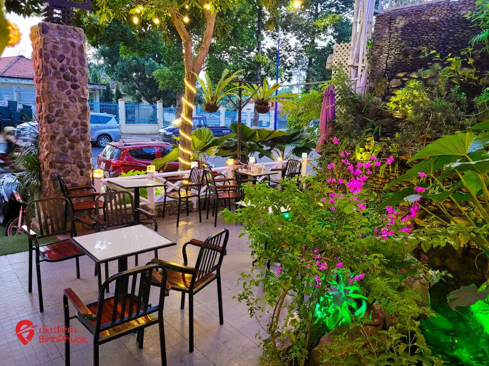 Kh&aacute;m ph&aacute; Cafe Đồng Dao, kh&ocirc;ng gian rực rỡ giữa l&ograve;ng B&igrave;nh Phước 3
