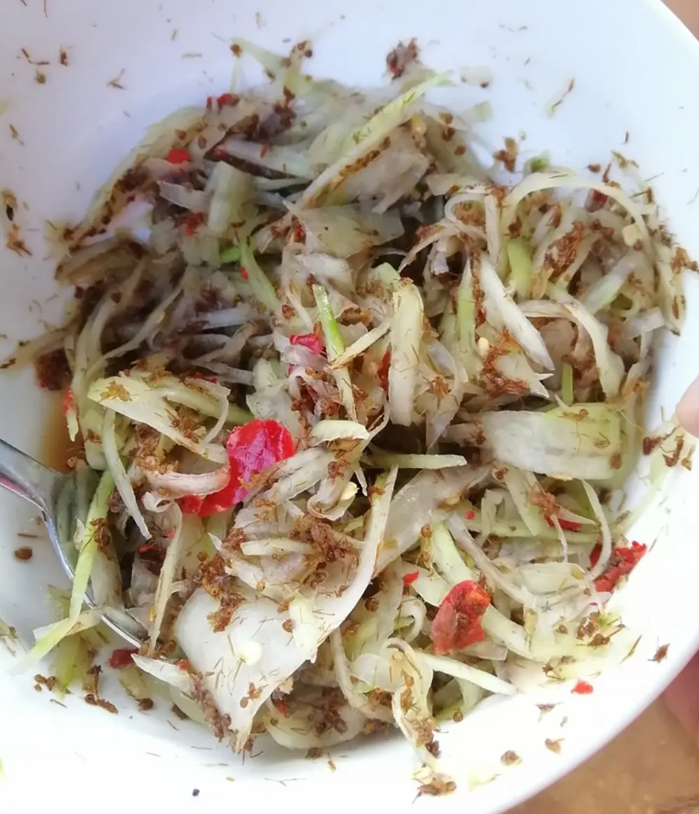 Gỏi đu đủ kiến lửa Bu&ocirc;n Ma Thuột lạ m&agrave; ngon 5