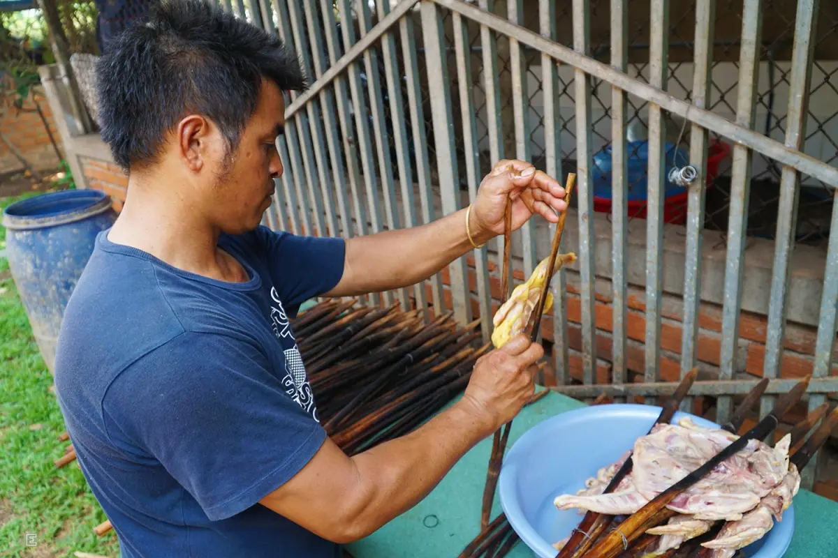 Thưởng thức G&agrave; nướng Bản Đ&ocirc;n DakLak b&ecirc;n bếp lửa 3