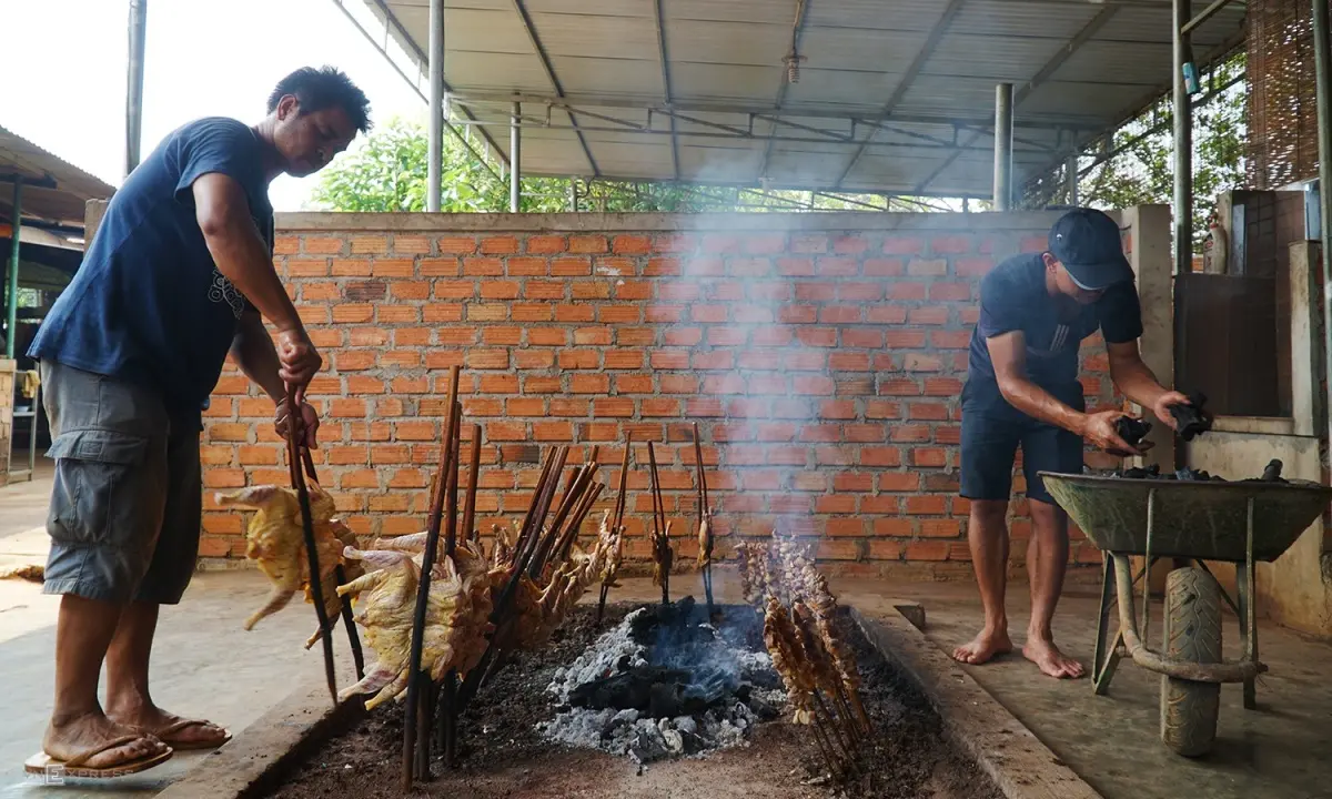 Thưởng thức G&agrave; nướng Bản Đ&ocirc;n DakLak b&ecirc;n bếp lửa 5