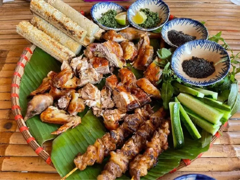 Thưởng thức G&agrave; nướng Bản Đ&ocirc;n DakLak b&ecirc;n bếp lửa 7