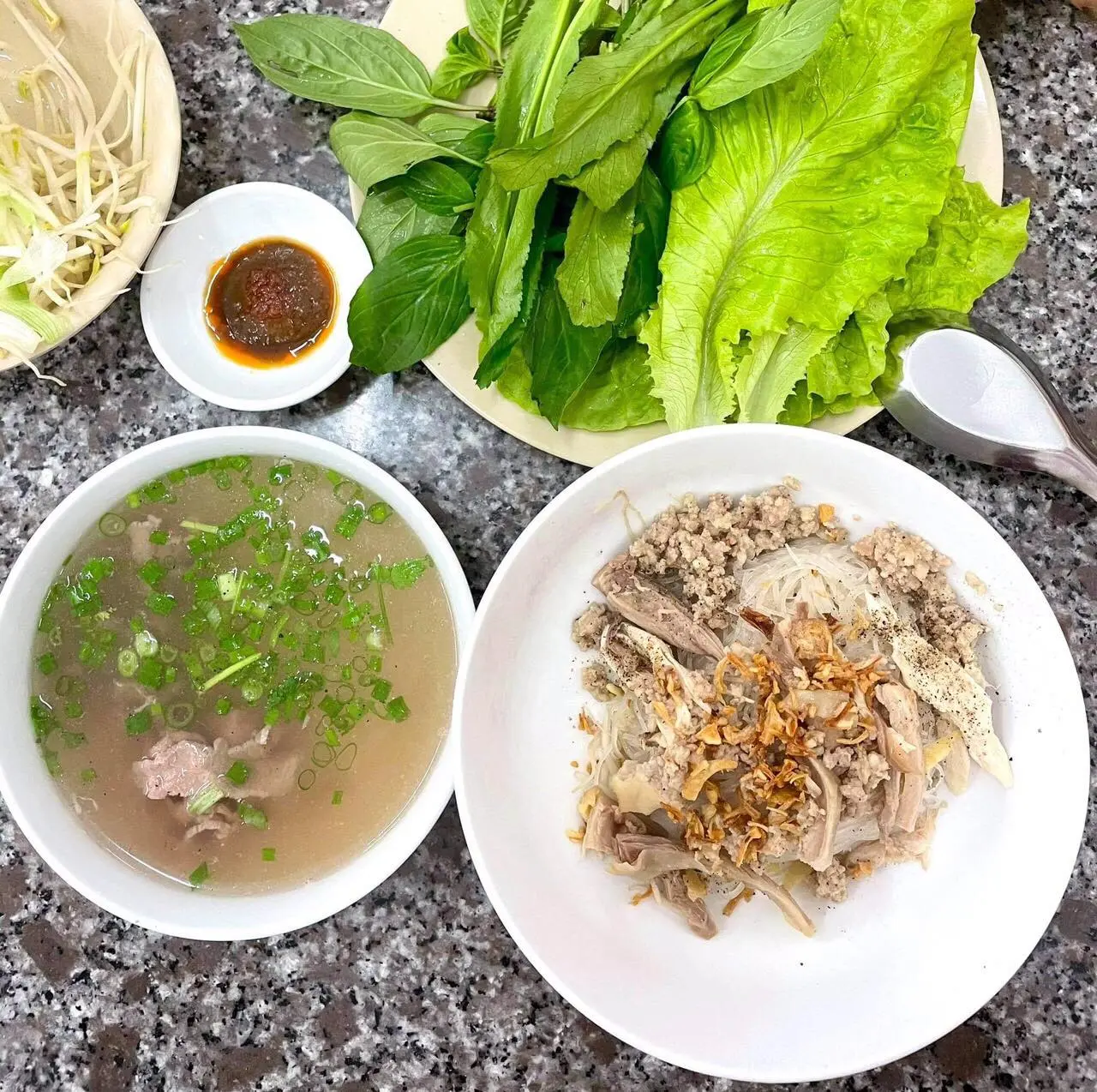Thưởng thức ngay Phở kh&ocirc; Hai T&ocirc; 99 khi du lịch Bu&ocirc;n Ma Thuột 3