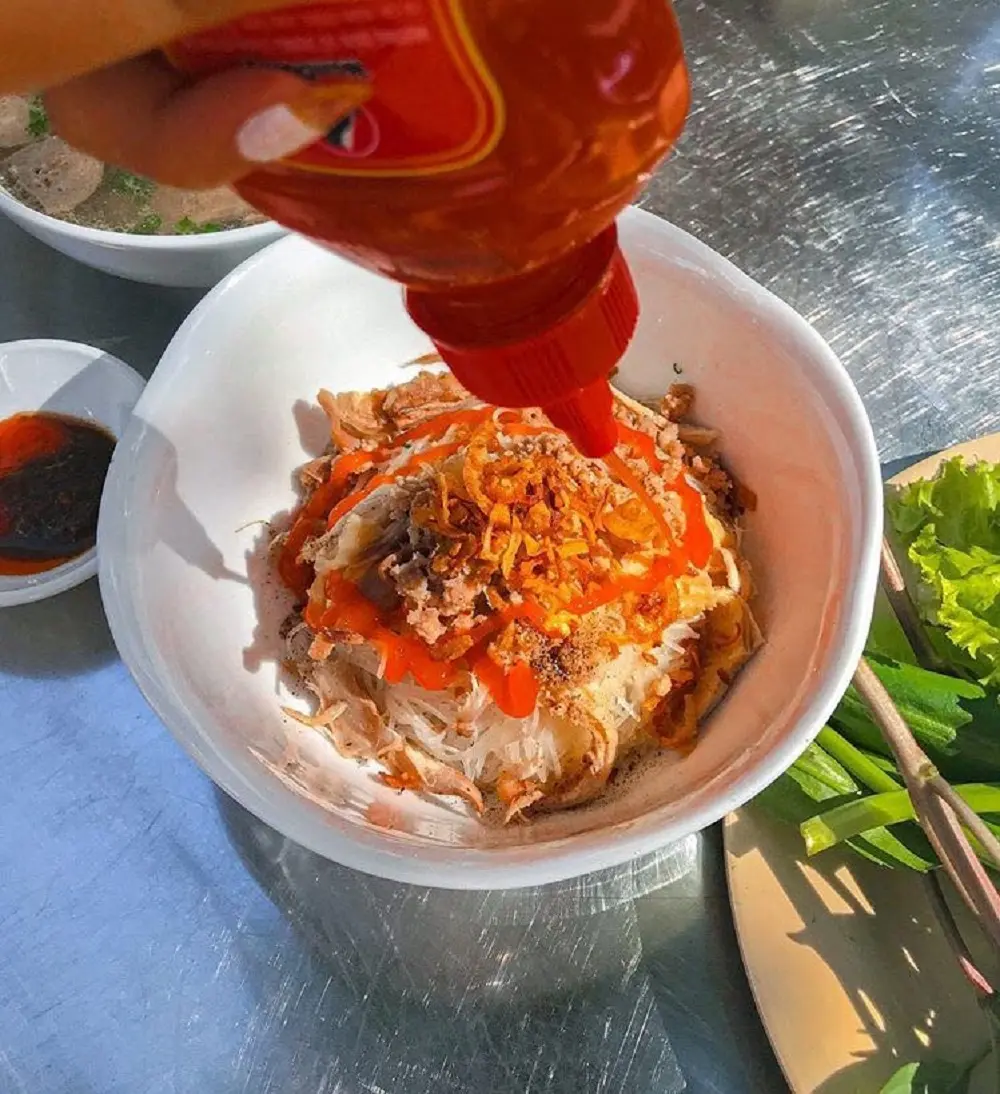 Thưởng thức ngay Phở kh&ocirc; Hai T&ocirc; 99 khi du lịch Bu&ocirc;n Ma Thuột 2