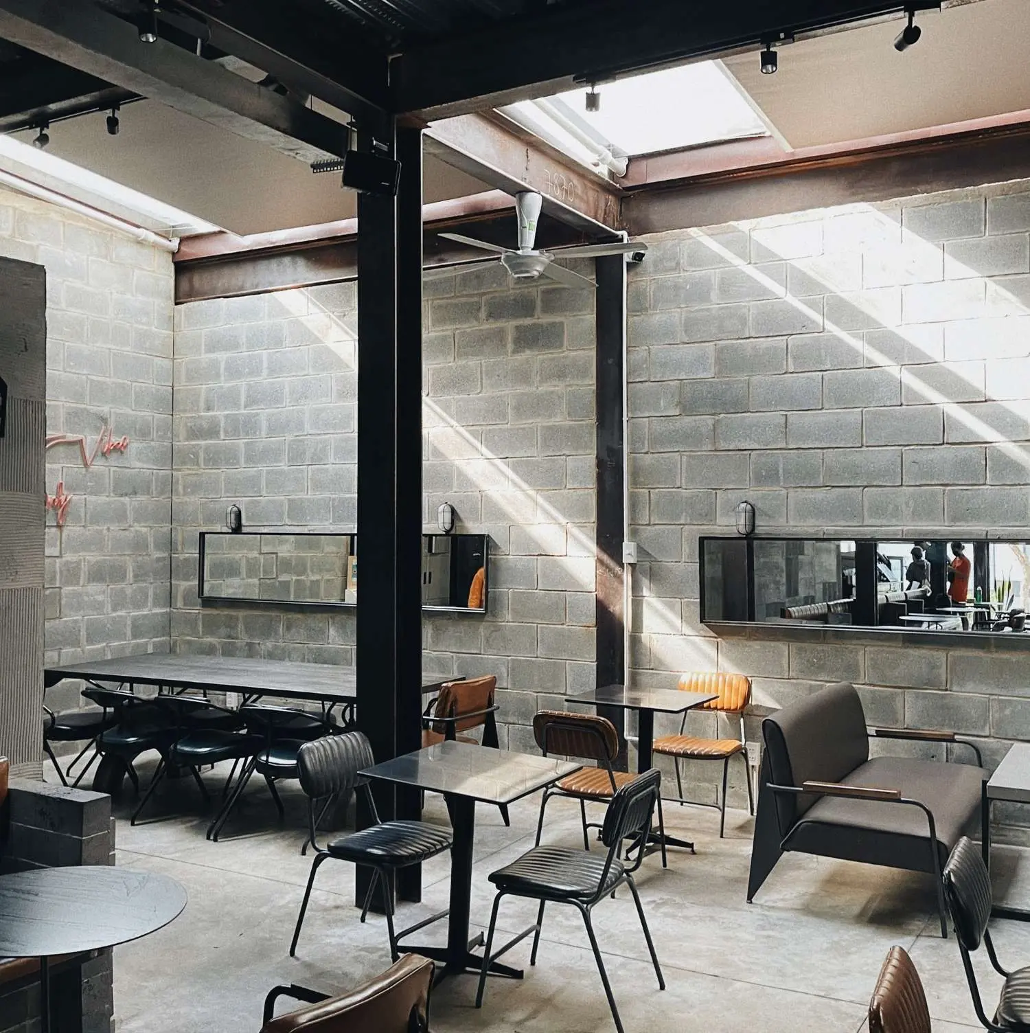 Tiệm c&agrave; ph&ecirc; Ticos Coffee, vẻ đẹp từ sự kh&ocirc;ng ho&agrave;n thiện 3