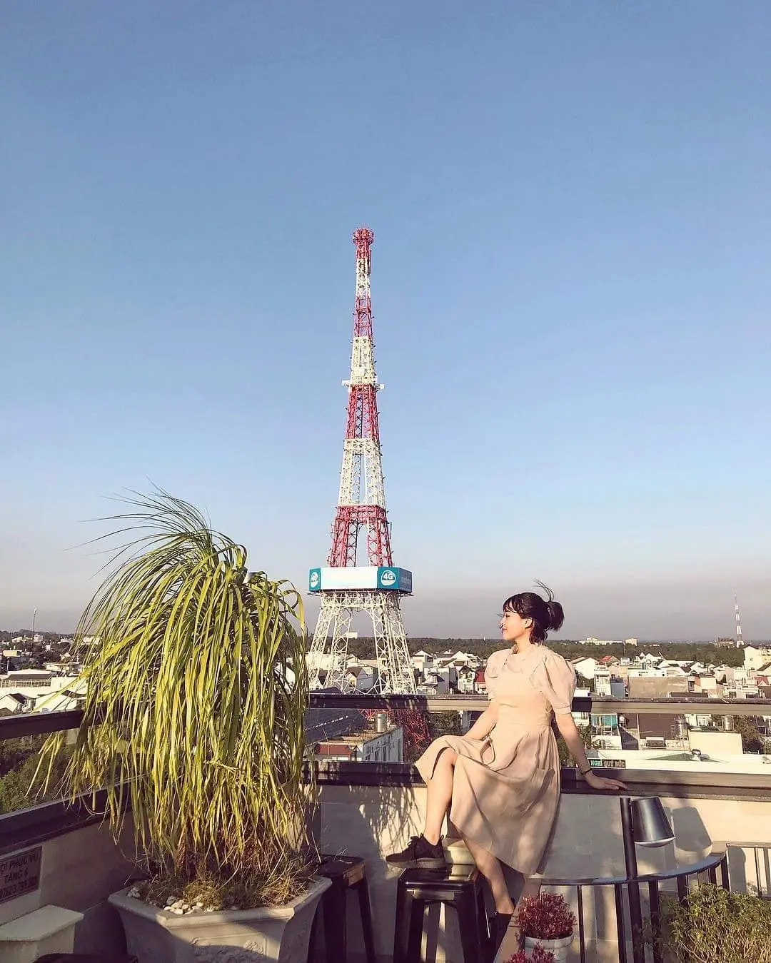Zozo Tea, qu&aacute;n c&agrave; ph&ecirc; s&acirc;n thượng c&oacute; view to&agrave;n th&agrave;nh phố 5