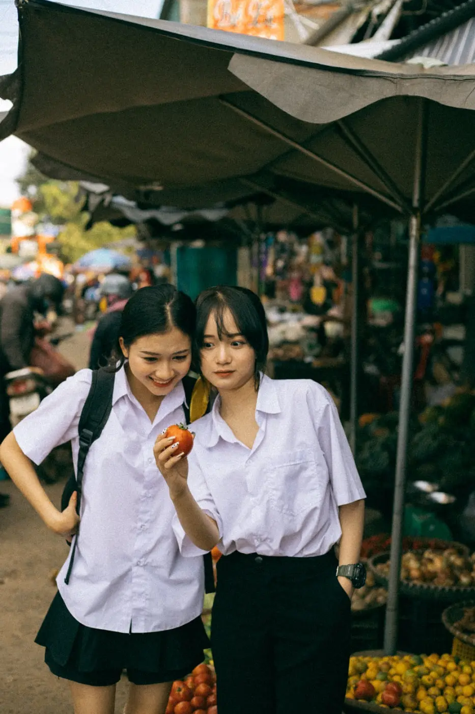 Ảnh phim review Bu&ocirc;n Ma Thuột si&ecirc;u nghệ của đ&ocirc;i bạn th&acirc;n tại chợ 13