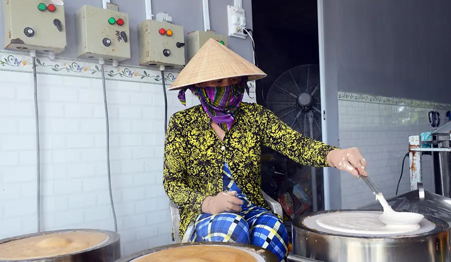 B&aacute;nh phồng t&ocirc;m Năm Căn, đặc sản đậm đ&agrave; hương vị biển 4