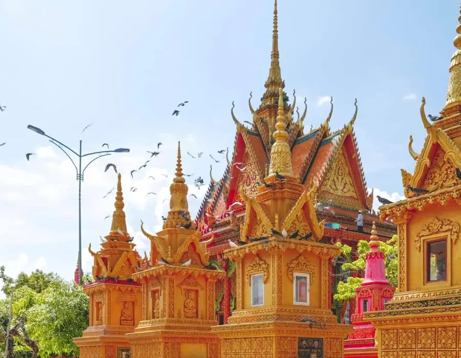 C&ugrave;ng MIA.vn review Ch&ugrave;a Monivongsa Bopharam chi tiết nhất 2