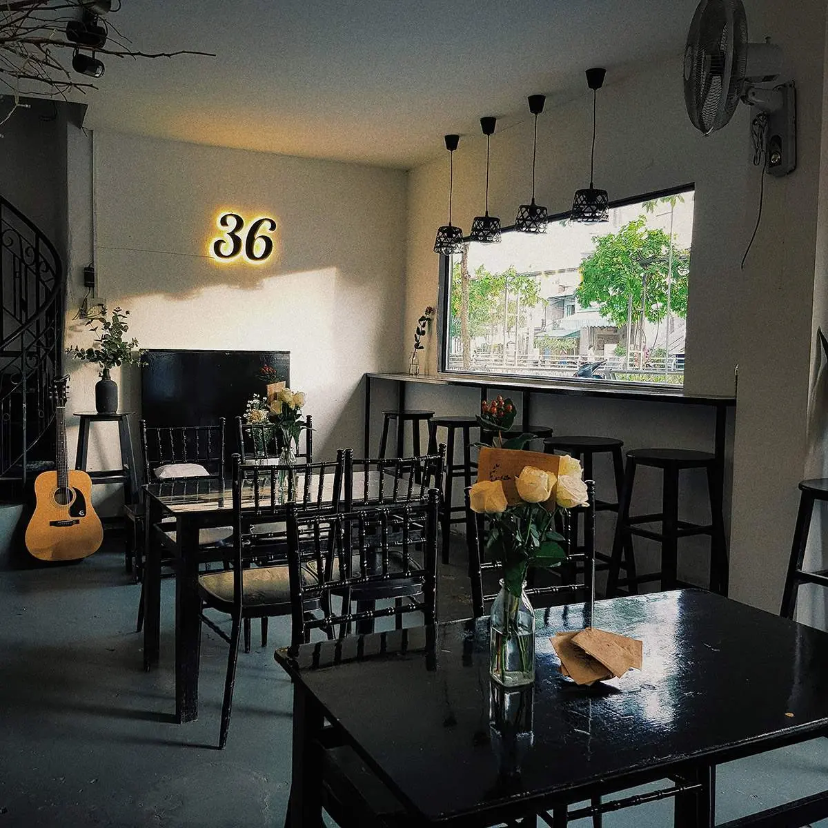 36 Coffee Studio v&agrave; kh&ocirc;ng gian tinh tế của sắc m&agrave;u tương phản 5