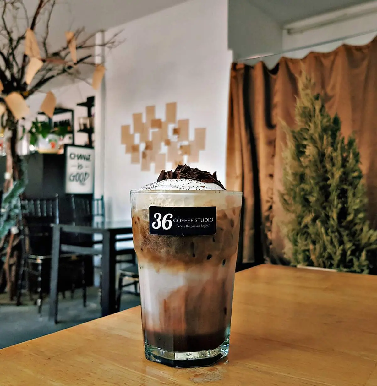 36 Coffee Studio v&agrave; kh&ocirc;ng gian tinh tế của sắc m&agrave;u tương phản 7