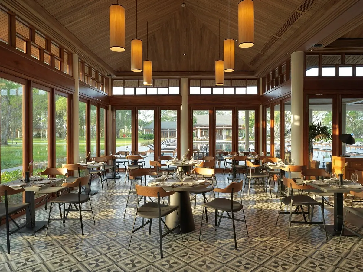 Một tho&aacute;ng b&igrave;nh y&ecirc;n tại nh&agrave; h&agrave;ng The Caf&eacute; Resort Azerai Cần Thơ 3