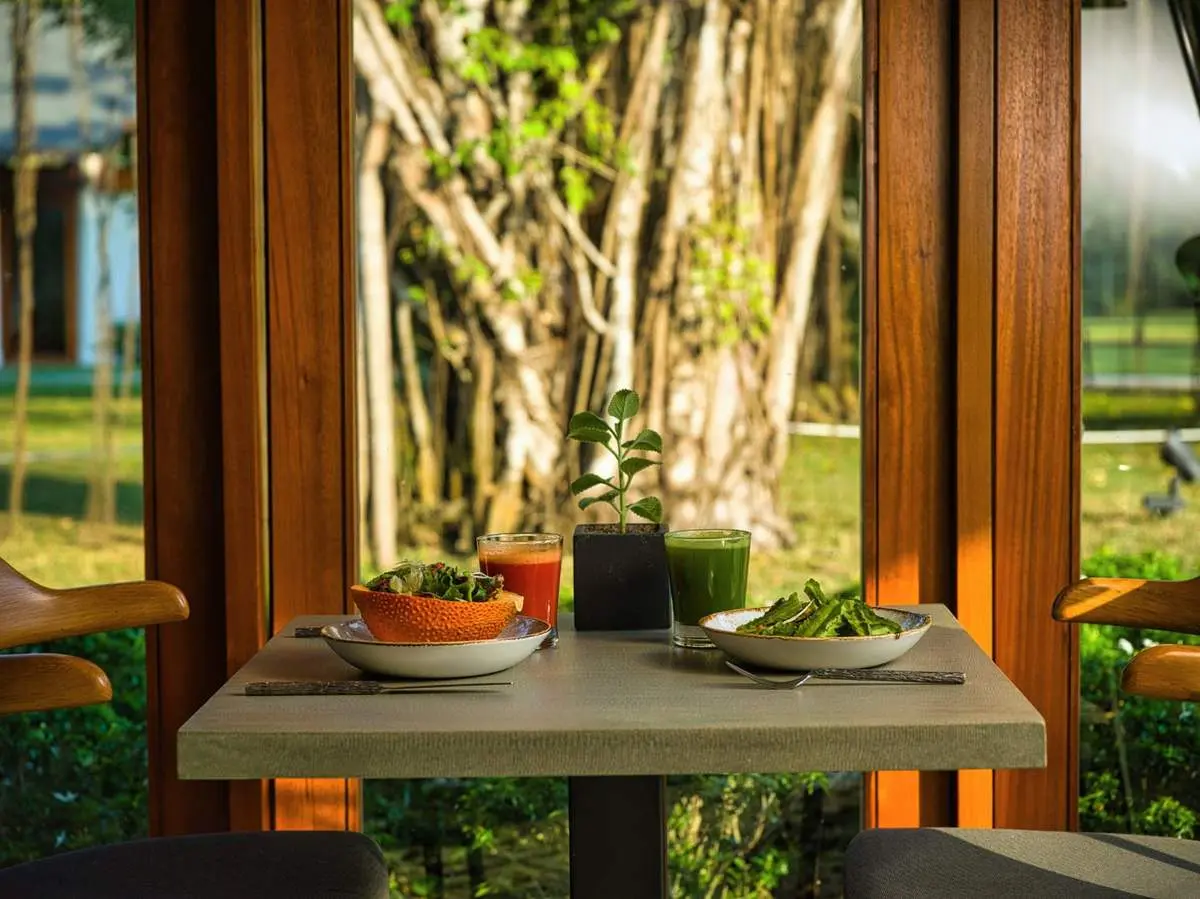 Một tho&aacute;ng b&igrave;nh y&ecirc;n tại nh&agrave; h&agrave;ng The Caf&eacute; Resort Azerai Cần Thơ 8