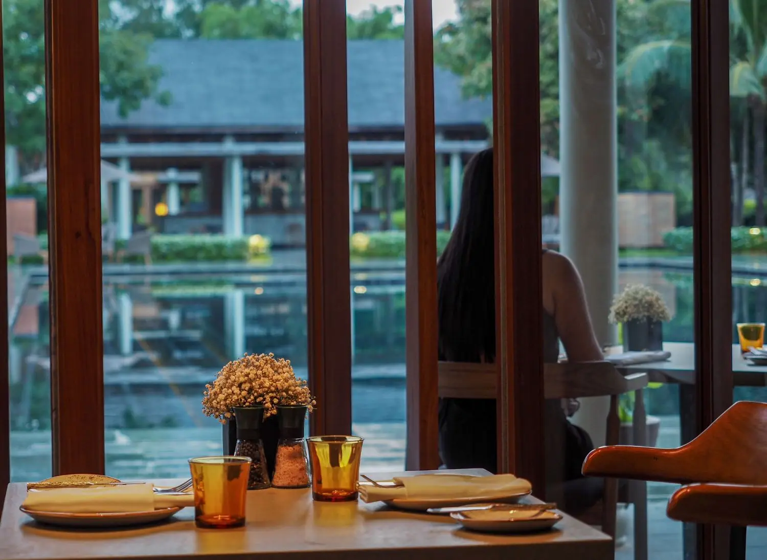 Một tho&aacute;ng b&igrave;nh y&ecirc;n tại nh&agrave; h&agrave;ng The Caf&eacute; Resort Azerai Cần Thơ 5