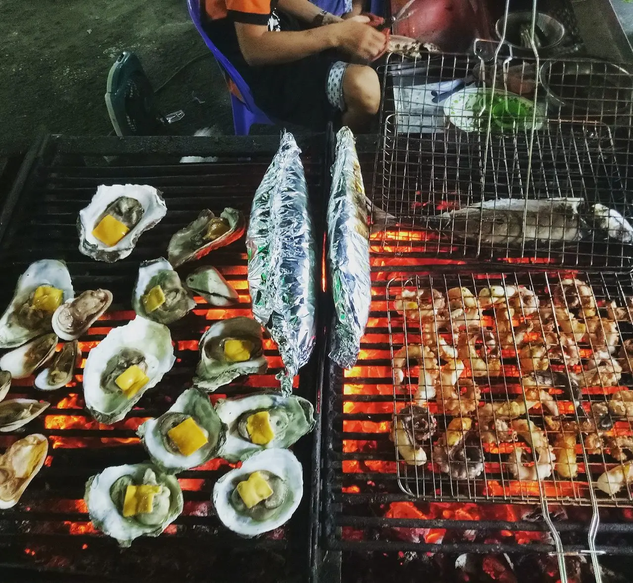 No n&ecirc; căng cả bụng với bữa hải sản thơm ngon tại Qu&aacute;n Th&aacute;i Nướng 10