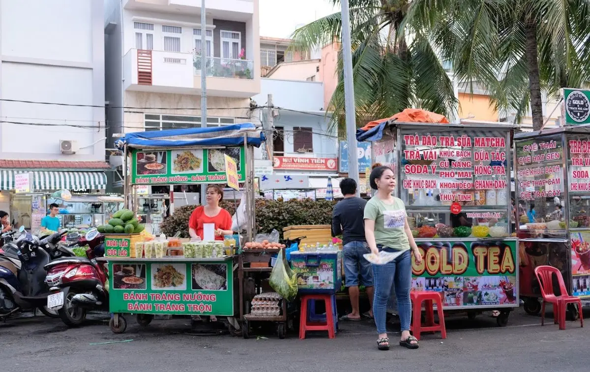 Ph&aacute; đảo thi&ecirc;n đường Ăn vặt bến Ninh Kiều nức tiếng ở Cần Thơ 2