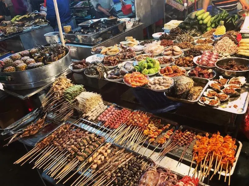 Ph&aacute; đảo thi&ecirc;n đường Ăn vặt bến Ninh Kiều nức tiếng ở Cần Thơ 3