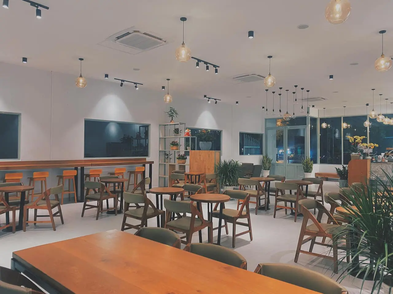 Tận hưởng kh&ocirc;ng gian xanh với vẻ đẹp hiện đại tại Qu&aacute;n The Kantho Coffee 18