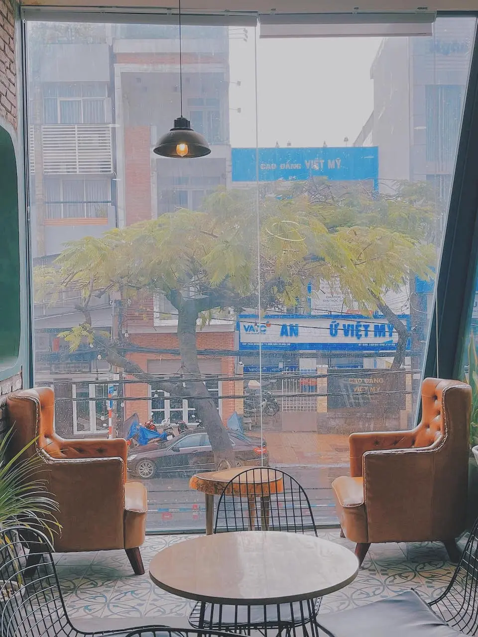 Tận hưởng kh&ocirc;ng gian xanh với vẻ đẹp hiện đại tại Qu&aacute;n The Kantho Coffee 16