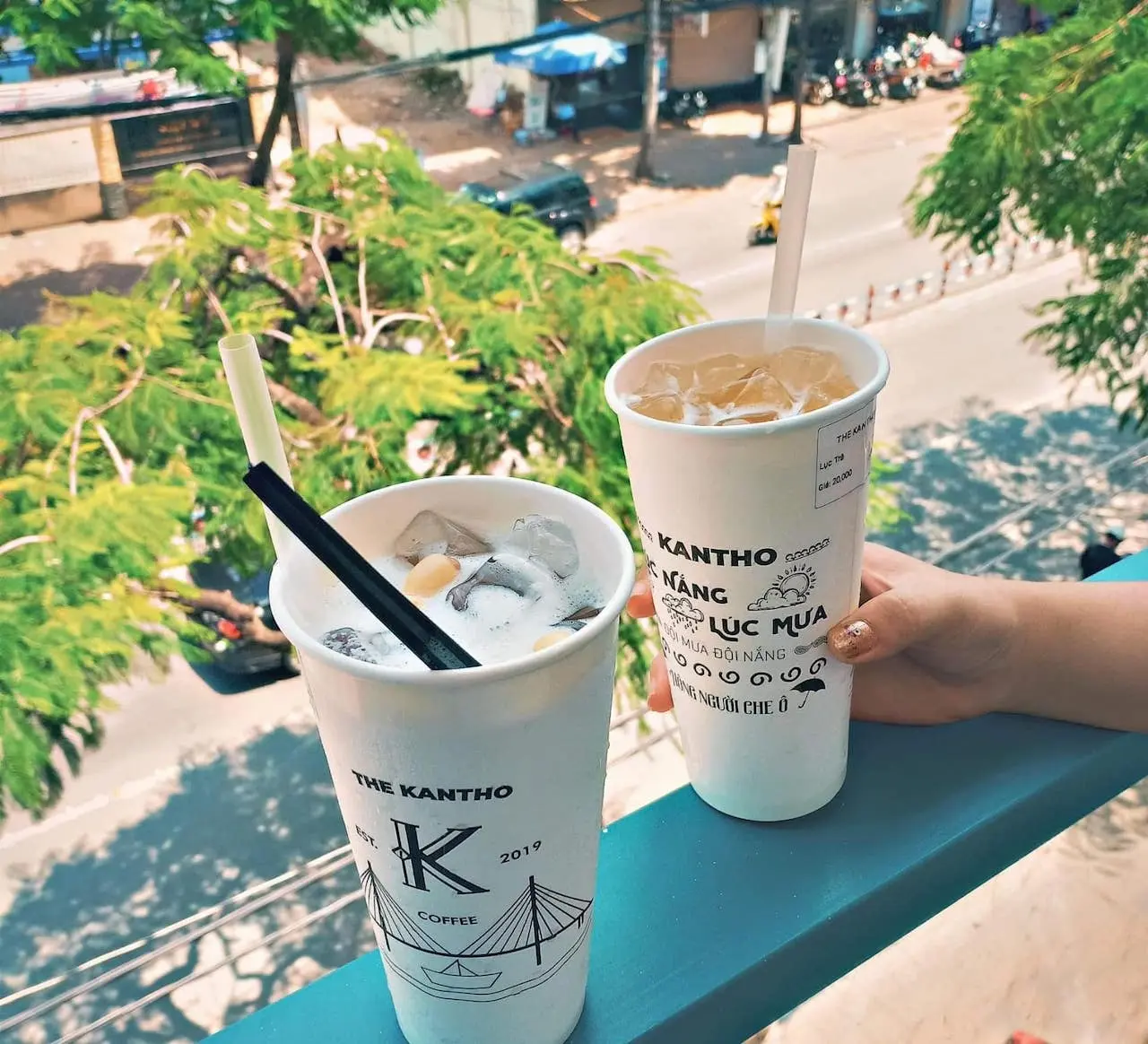 Tận hưởng kh&ocirc;ng gian xanh với vẻ đẹp hiện đại tại Qu&aacute;n The Kantho Coffee 13