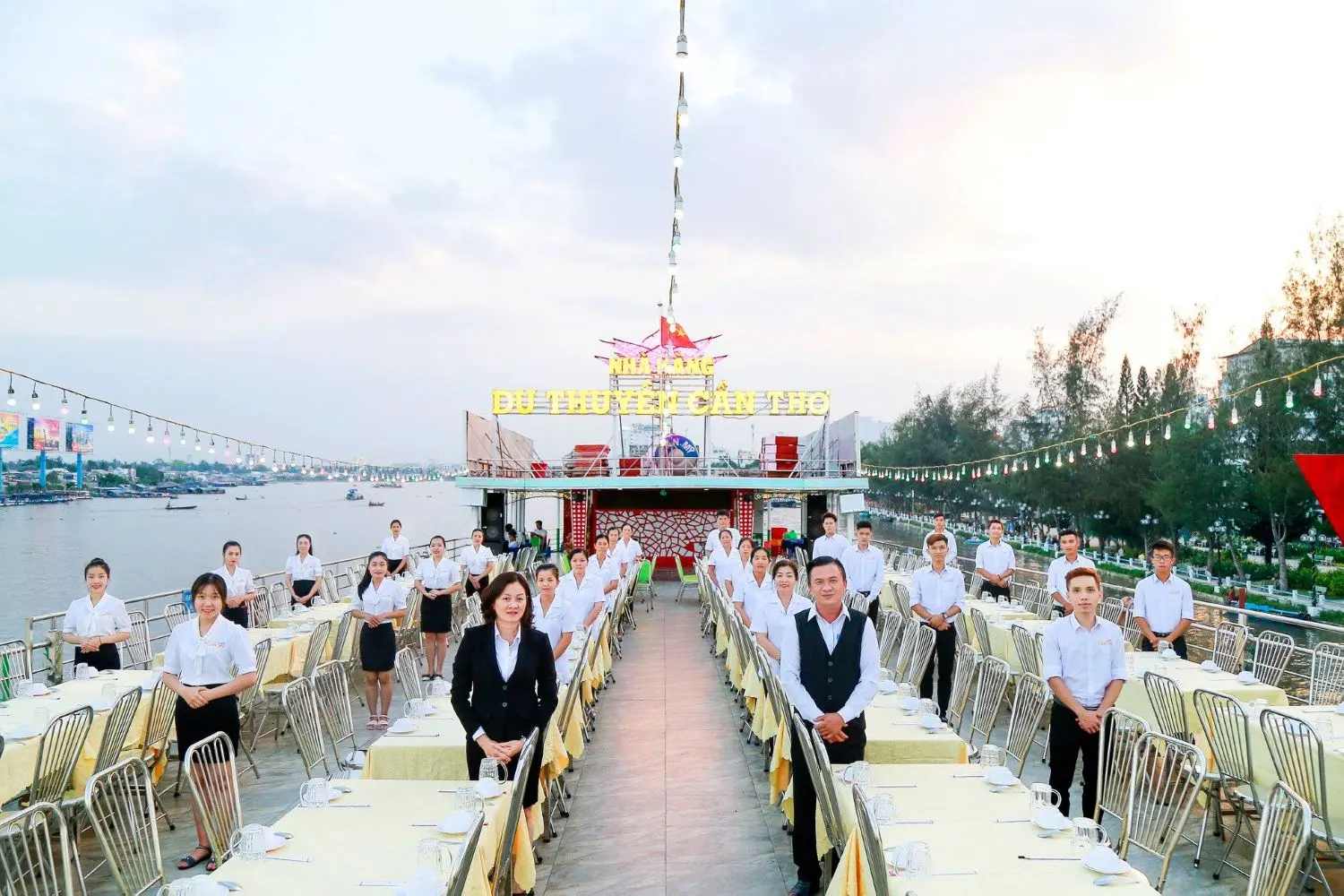 Thưởng thức ẩm thực đẳng cấp tr&ecirc;n du thuyền Cần Thơ 5