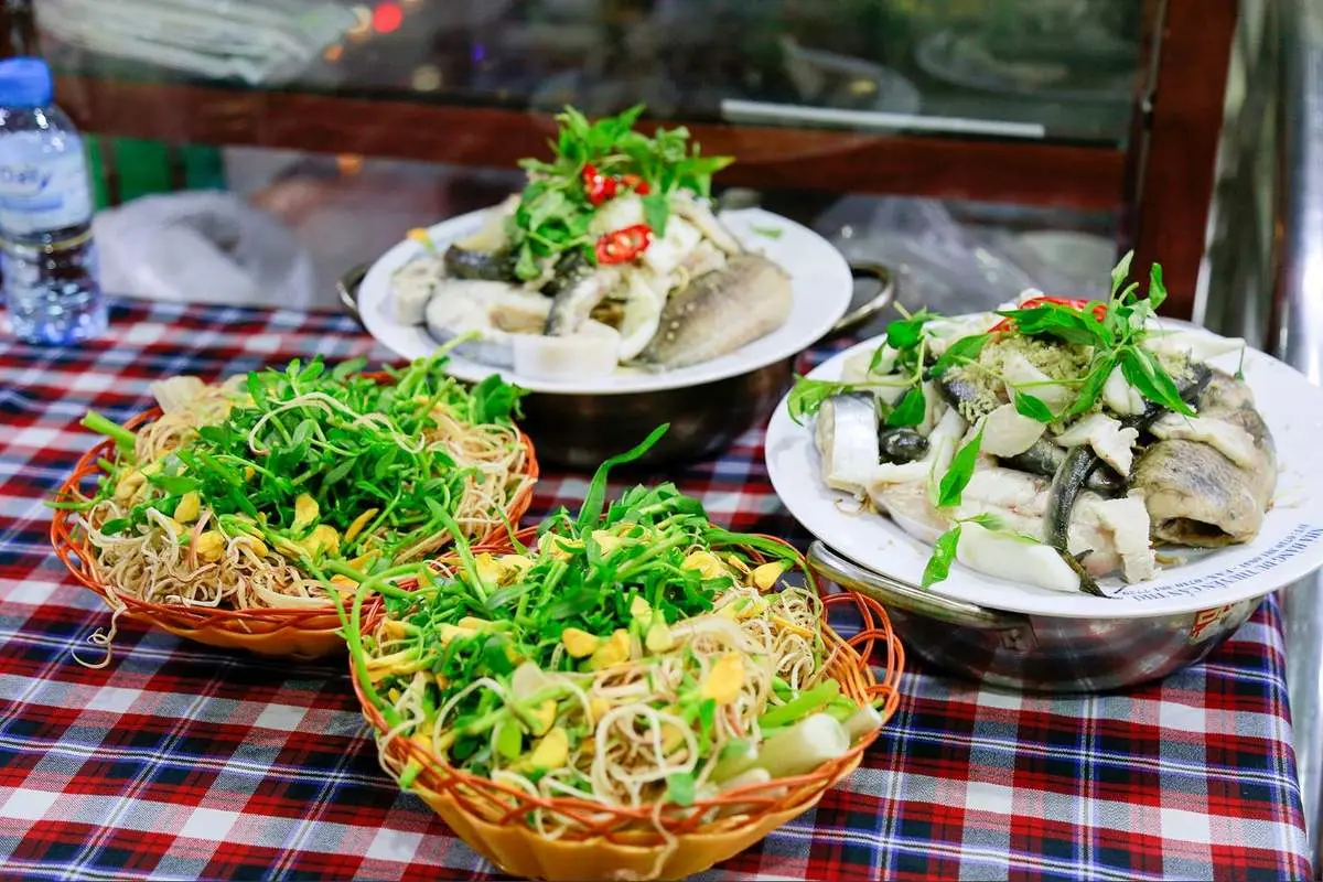 Thưởng thức ẩm thực đẳng cấp tr&ecirc;n du thuyền Cần Thơ 10