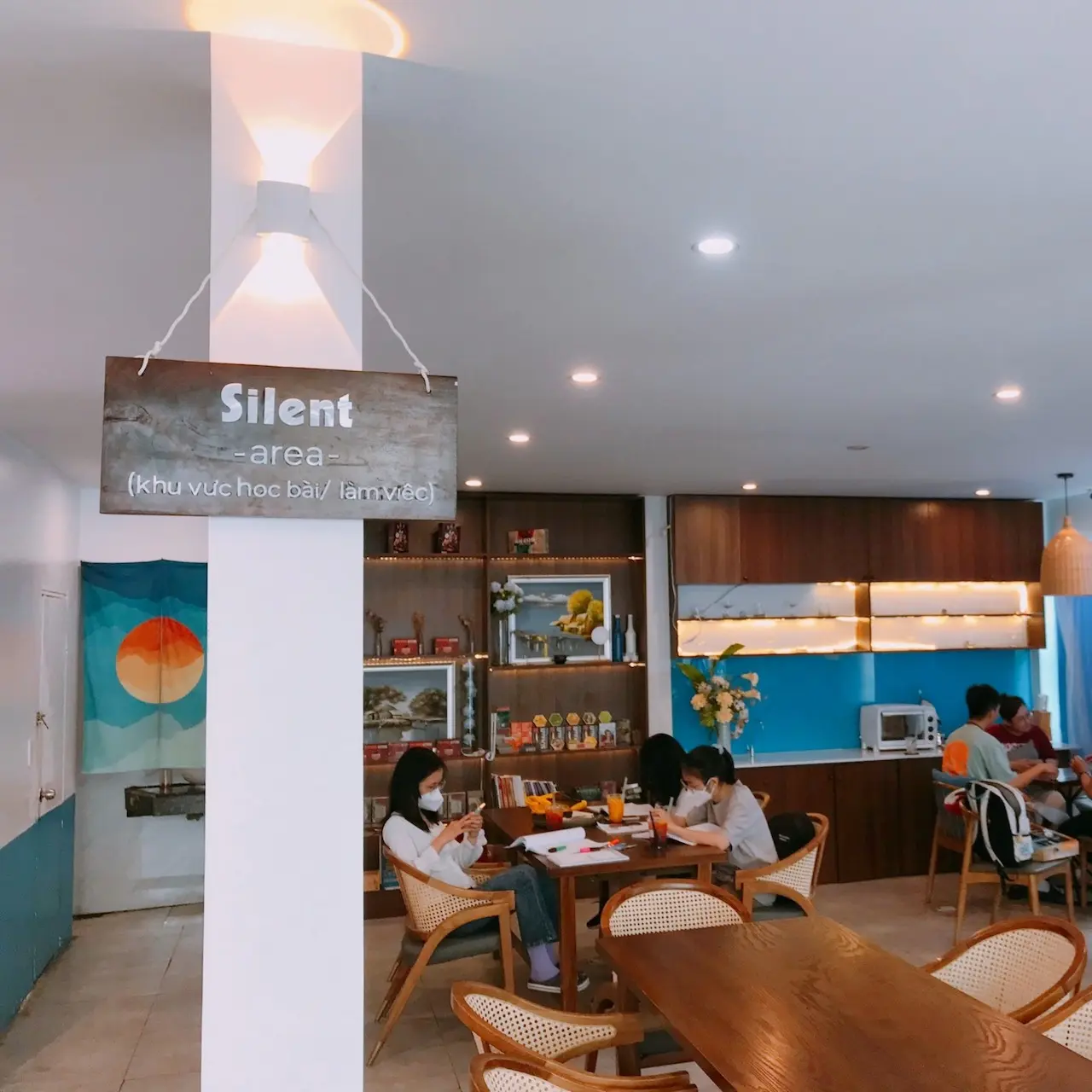 Tr&agrave;n đầy năng lượng với kh&ocirc;ng gian đặc sắc, ấn tượng tại Kaf&eacute; Home 9