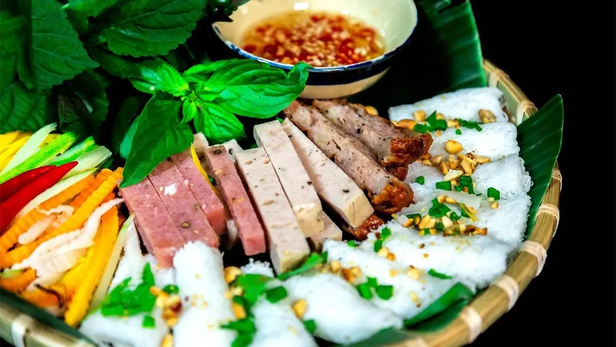 Về xứ gạo trắng, nước trong thưởng thức Bánh hỏi heo quay Phong Điền 2