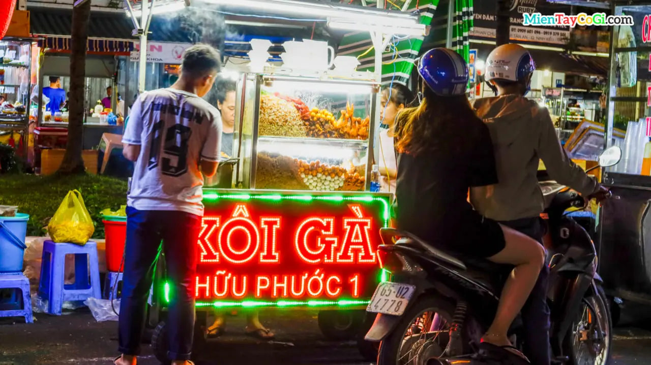Phá đảo thiên đường Ăn vặt bến Ninh Kiều nức tiếng ở Cần Thơ