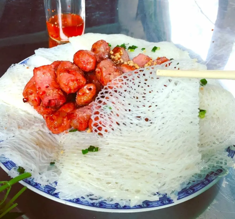Về xứ gạo trắng, nước trong thưởng thức Bánh hỏi heo quay Phong Điền