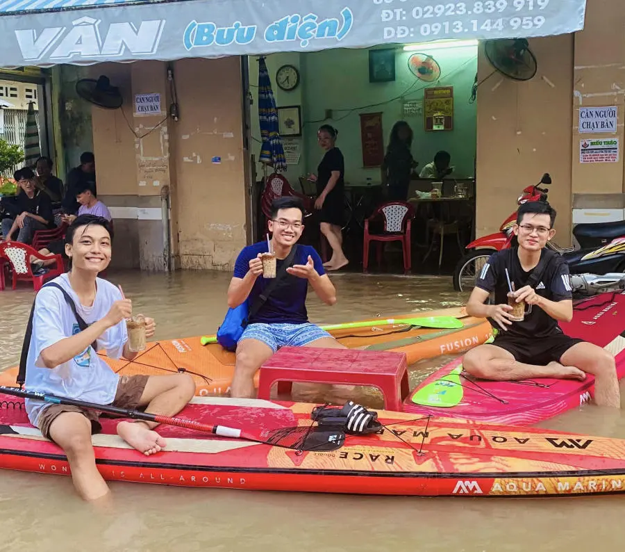 Độc đ&aacute;o văn h&oacute;a Cafe s&aacute;ng ở Cần Thơ m&ugrave;a nước nổi 4
