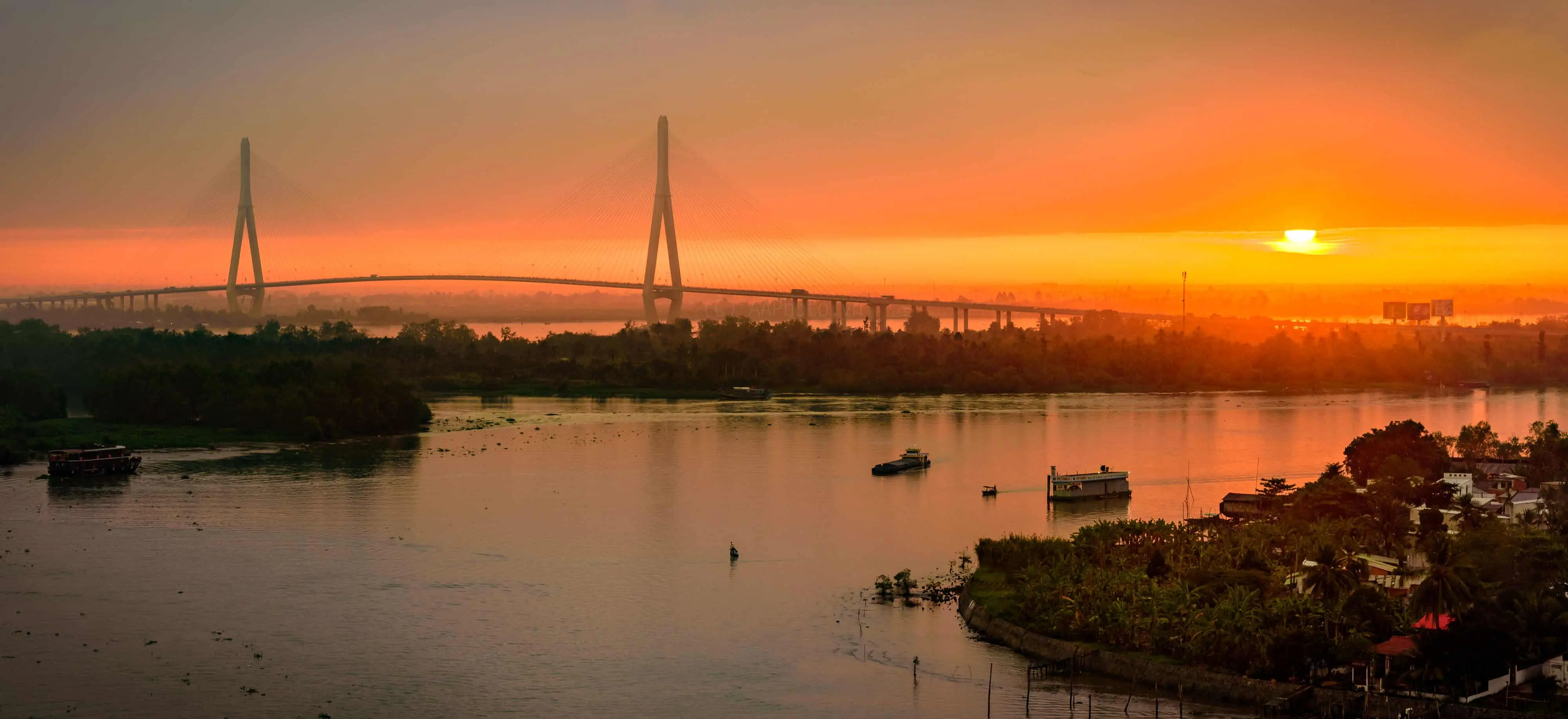 Ngắm hoàng hôn trên sông Mekong và thưởng ngoạn cảnh sắc rực rỡ