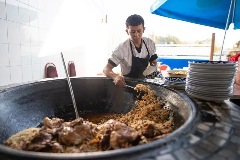 Plov m&oacute;n cơm thập cẩm di sản của người Uzbekistan 10