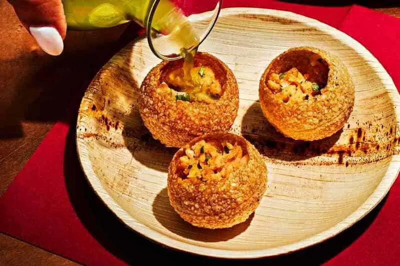 Trải nghiệm ẩm thực đường phố c&ugrave;ng m&oacute;n Pani Puri ngon trứ danh Ấn Độ 4