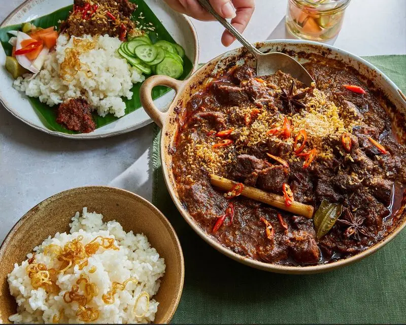 Trải nghiệm m&oacute;n b&ograve; hầm Rendang ngon trứ danh xứ vạn đảo 7