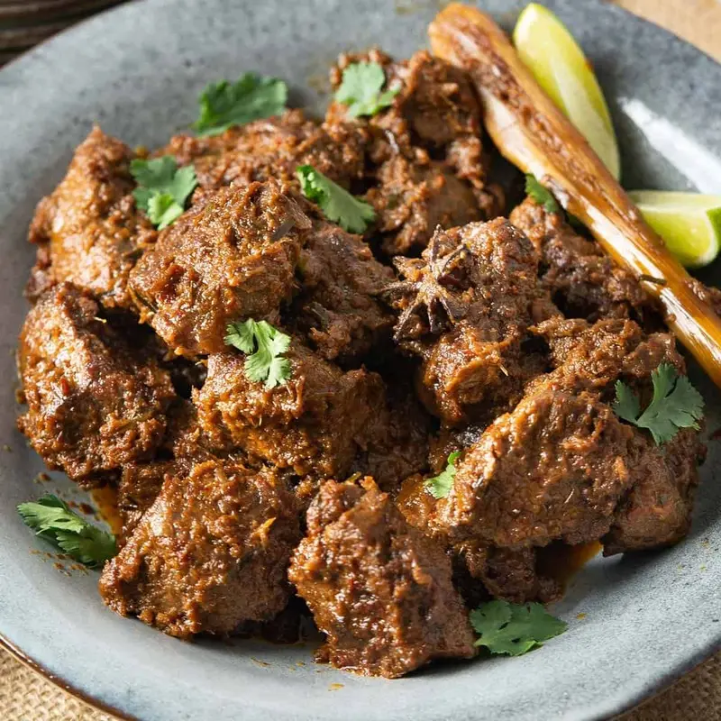 Trải nghiệm m&oacute;n b&ograve; hầm Rendang ngon trứ danh xứ vạn đảo 2