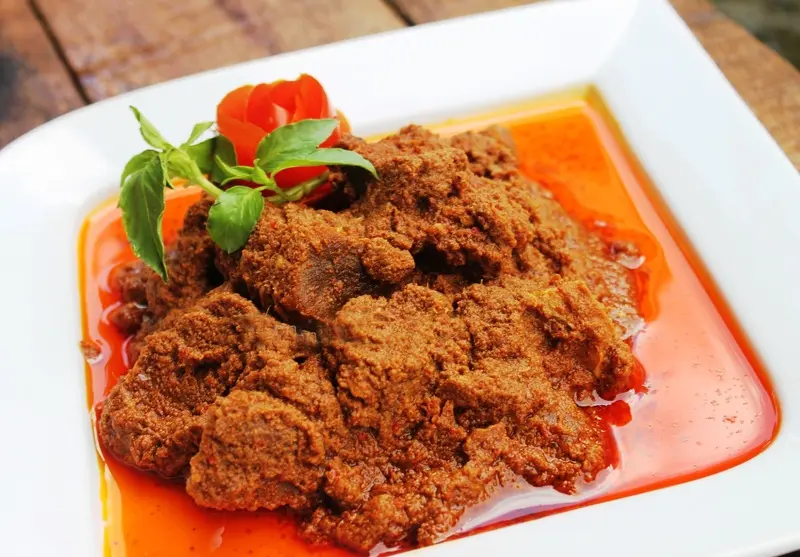 Trải nghiệm m&oacute;n b&ograve; hầm Rendang ngon trứ danh xứ vạn đảo 3
