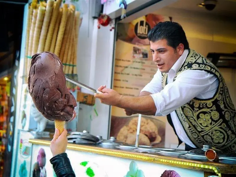 Trải nghiệm m&oacute;n kem Maras Dondurma độc lạ của Thổ Nhĩ Kỳ 2