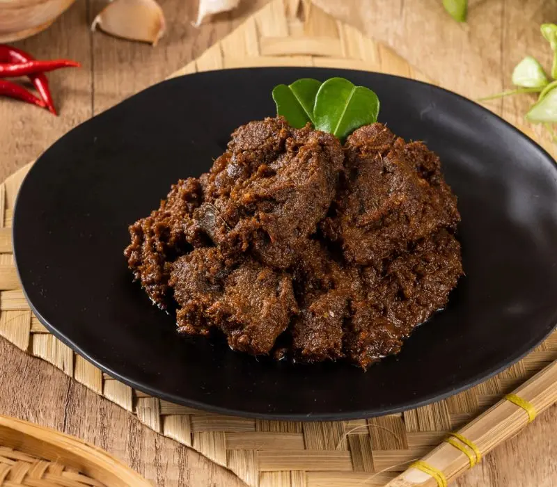 Trải nghiệm món bò hầm Rendang ngon trứ danh xứ vạn đảo