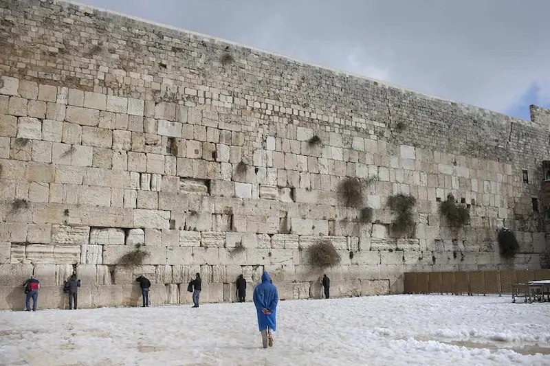 Bức tường than kh&oacute;c linh thi&ecirc;ng của d&acirc;n tộc Do Th&aacute;i tại Jerusalem 2
