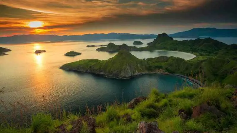 Đảo Komodo thi&ecirc;n đường của lo&agrave;i rồng độc đ&aacute;o tại Indonesia 4
