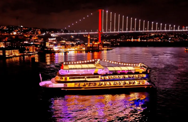 Eo biển Bosphorus, Istanbul: C&aacute;nh cửa nh&igrave;n ra hai ch&acirc;u lục ở Thổ Nhĩ Kỳ 3