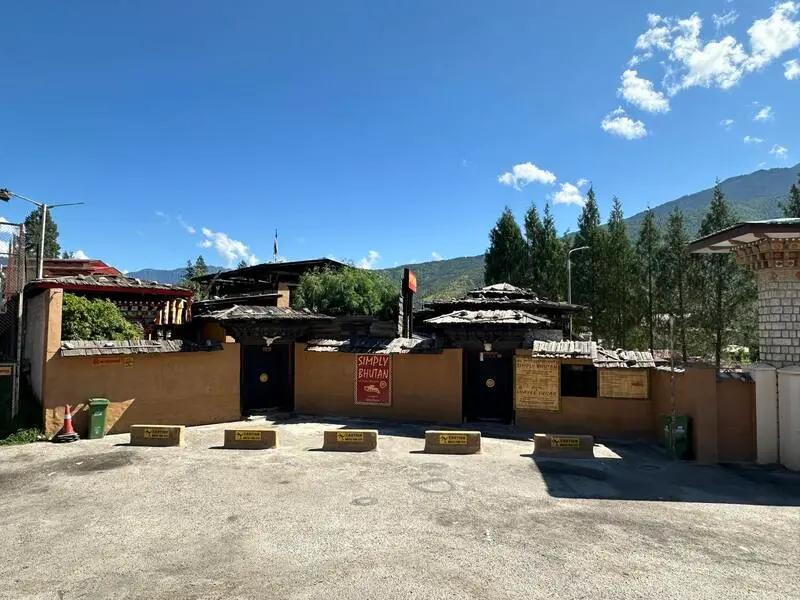 Review Thimphu thủ đ&ocirc; Bhutan b&igrave;nh y&ecirc;n kh&ocirc;ng c&oacute; đ&egrave;n giao th&ocirc;ng 9