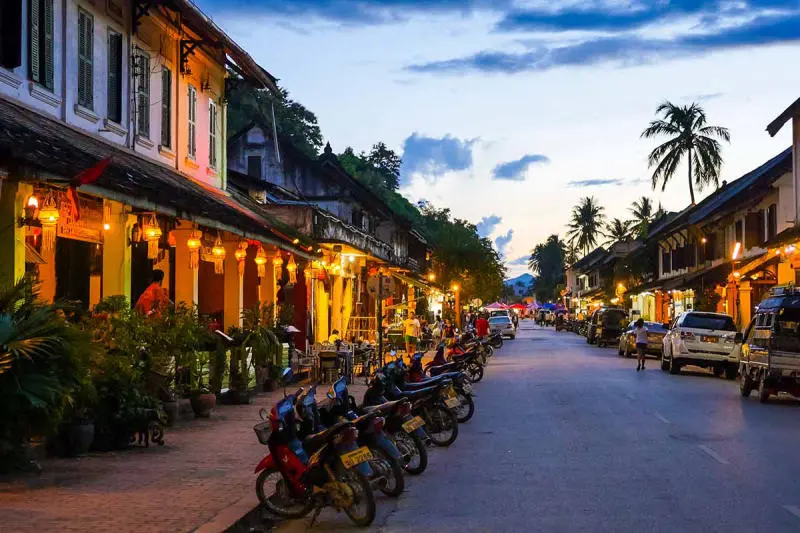 Thành phố Luông Pha Băng cổ kính nằm bên dòng sông Mê Kong 8
