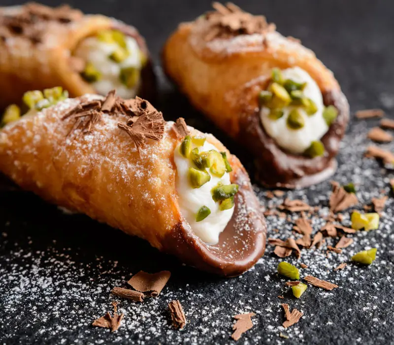 Cannoli, món tráng miệng giòn ngọt đặc trưng của ẩm thực Sicily