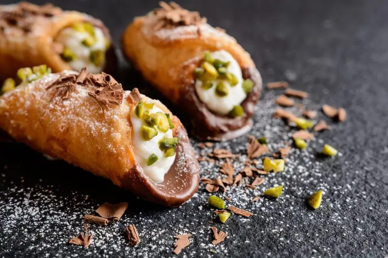 Cannoli, m&oacute;n tr&aacute;ng miệng gi&ograve;n ngọt đặc trưng của ẩm thực Sicily 4