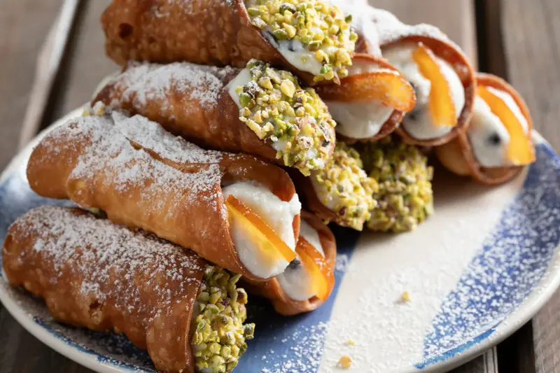 Cannoli, m&oacute;n tr&aacute;ng miệng gi&ograve;n ngọt đặc trưng của ẩm thực Sicily 3