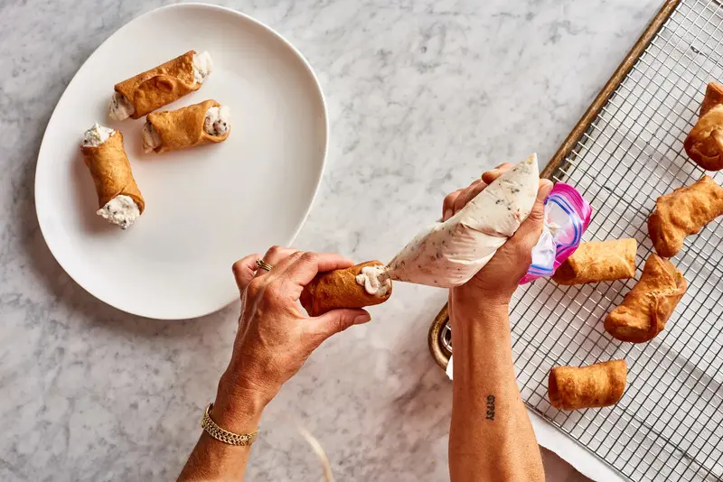 Cannoli, m&oacute;n tr&aacute;ng miệng gi&ograve;n ngọt đặc trưng của ẩm thực Sicily 7