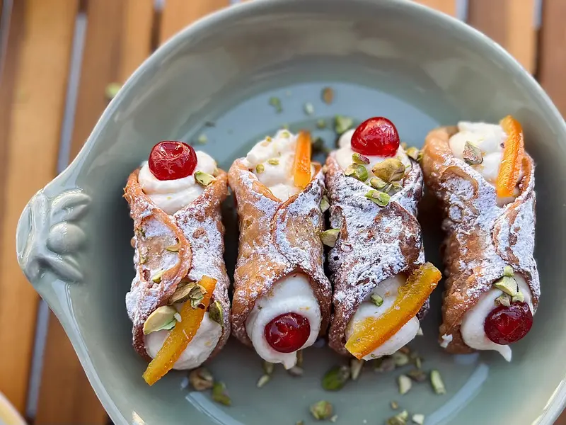 Cannoli, m&oacute;n tr&aacute;ng miệng gi&ograve;n ngọt đặc trưng của ẩm thực Sicily 8