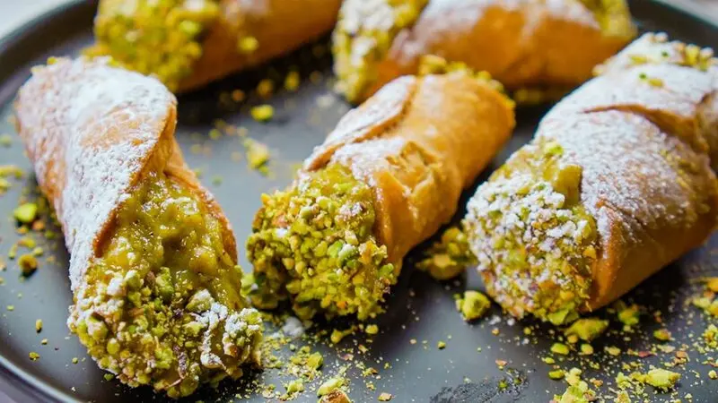 Cannoli, m&oacute;n tr&aacute;ng miệng gi&ograve;n ngọt đặc trưng của ẩm thực Sicily 9